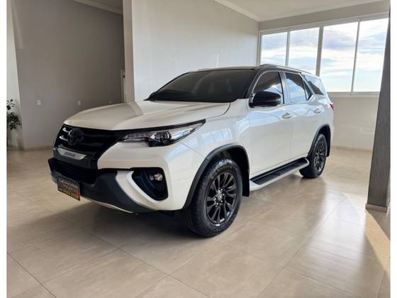 TOYOTA HILUX SW4 2.8 SRX DIAMOND 4X4 7 LUGARES 16V TURBO INTERCOOLER DIESEL 4P AUTOMÁTICO TOYOTA HILUX SW4 2.8 SRX DIAMOND 4X4 7 LUGARES 16V TURBO INTERCOOLER DIESEL 4P AUTOMÁTICO